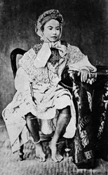 ヨーロピアンドレスのカンボジアまたはシャムの女王、1860年代頃